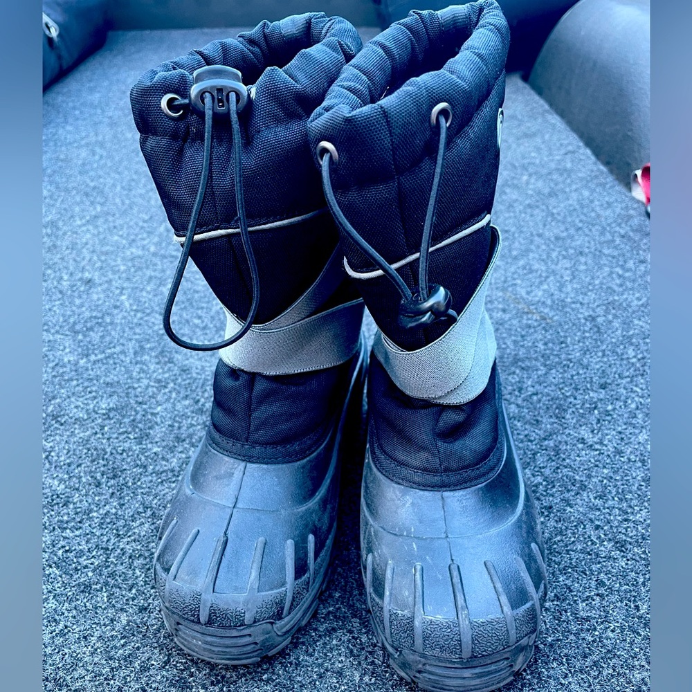 Black and Grey boy snow boots size 3 (approximately)
